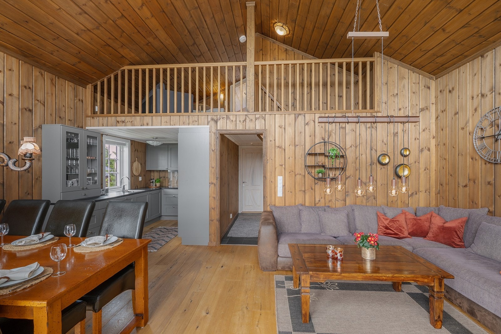 Fin kontakt mellom stue og hems. Galleribilde