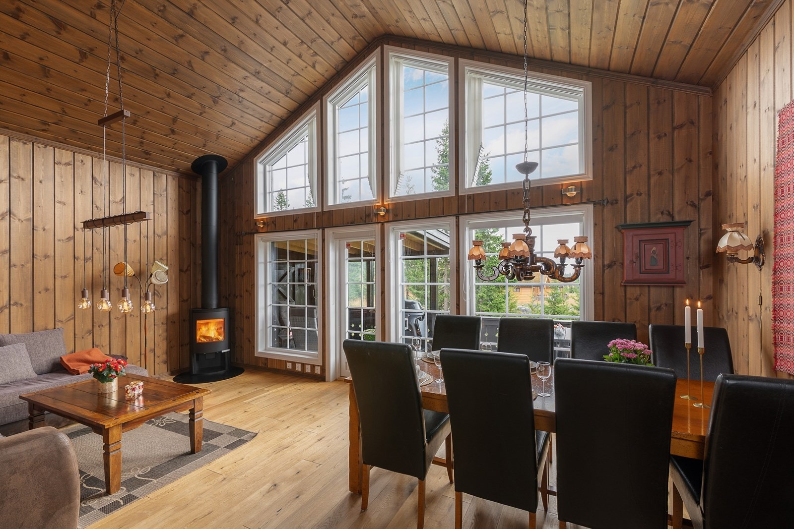 Et lunt og sosialt oppholdsrom med åpen løsning mellom kjøkken, spisestue og stue. Perfekt for hygge og samvær. Galleribilde