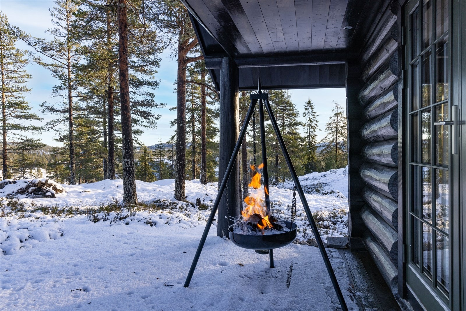 Dels takoverbygd uteplass, med rom for en lun og fin bålgruppe på terrasseplattingen. Galleribilde