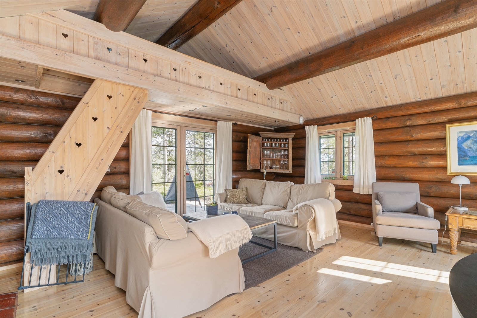 Rommet har god plass til møblering med flere sittegrupper og naturlig soneinndeling. Galleribilde