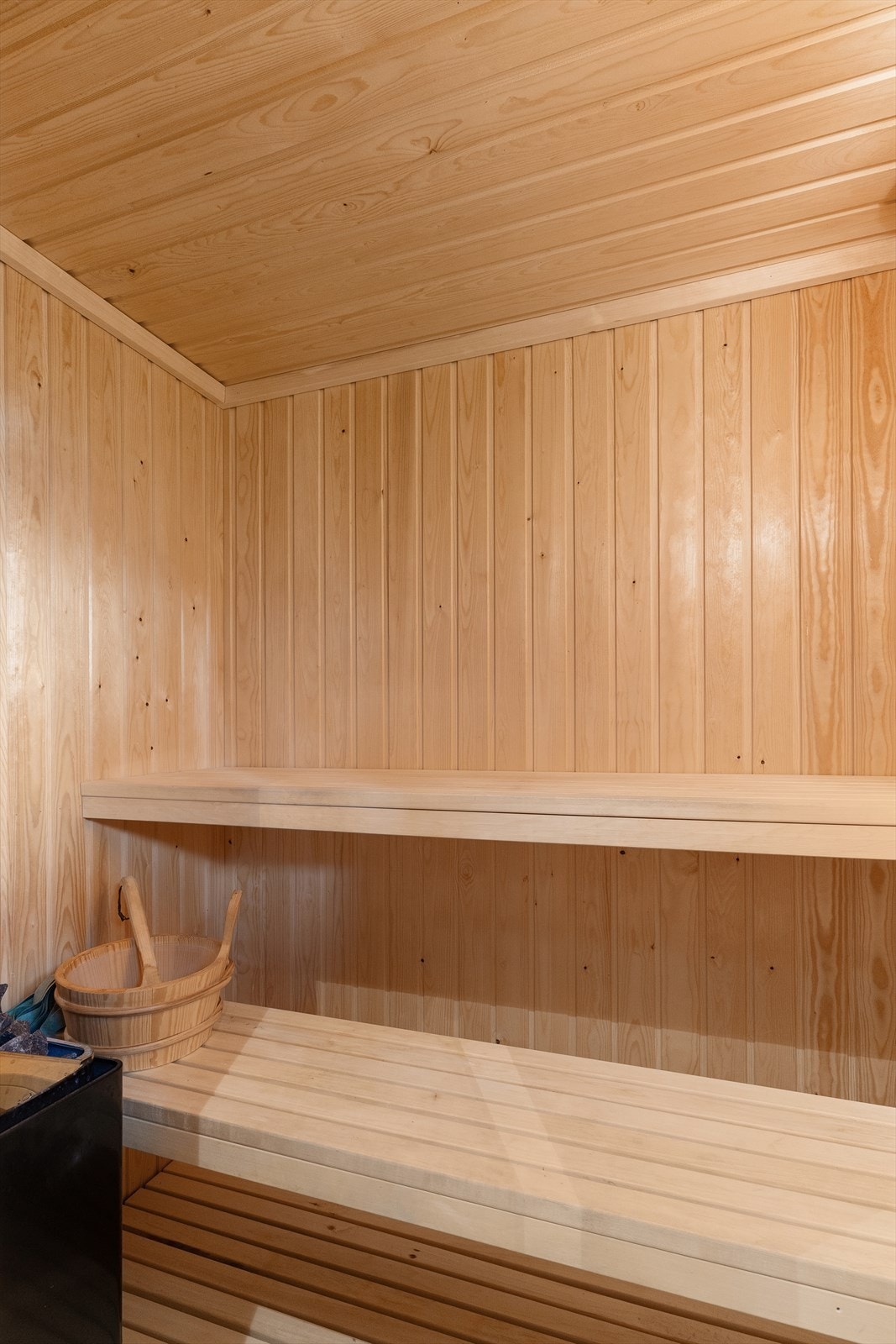 Badstue fra 2013 med adkomst fra ett av soverommene. Badstuen er levert som prefabrikkert byggesett og har elektrisk badstueovn - perfekt for avslapning etter en lang dag ute. Galleribilde