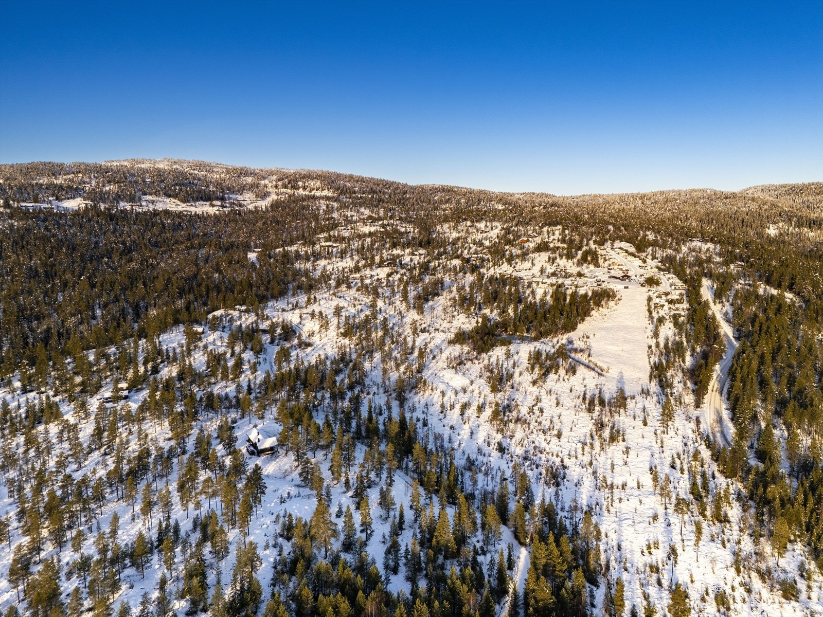 Hytta ligger alene og fredelig for seg selv, i det populære hytteområdet ved Storli vintercamping. Her har man flotte skiløyper innover fjellet, og fantastisk helårs naturterreng. Galleribilde