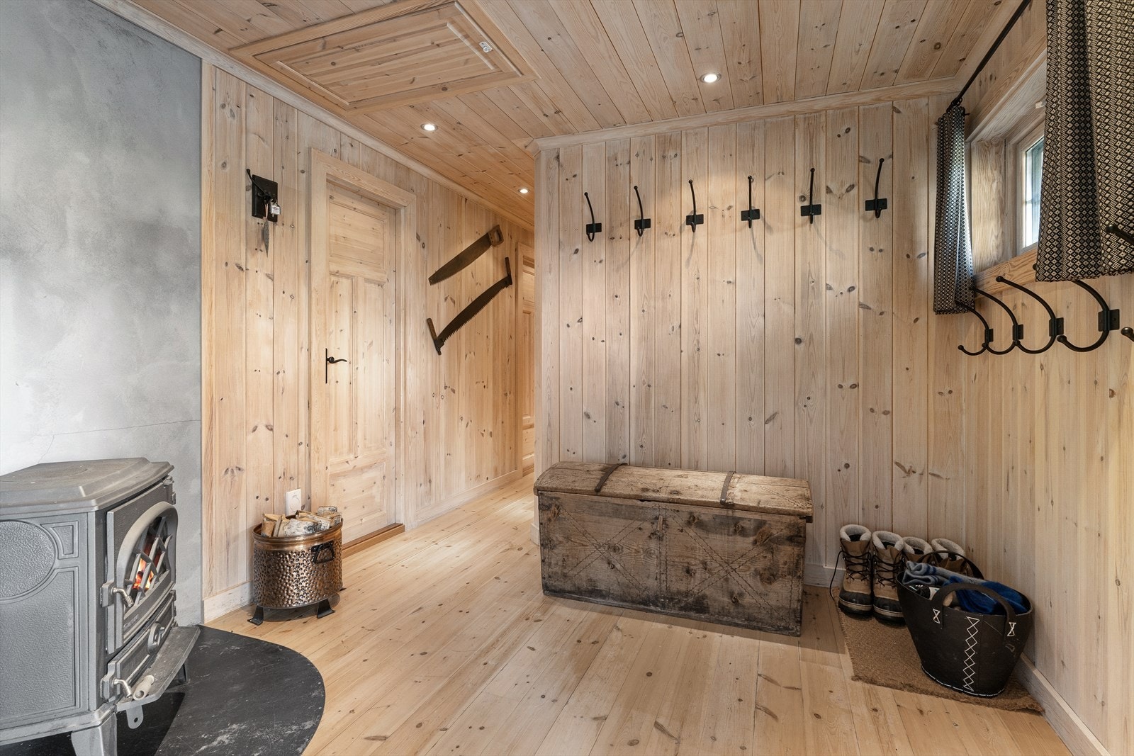 Velkommen! En romslig gang ønsker deg velkommen inn. Her har man også gleden av å ha eget ildsted og ekstra lagringsplass på eget loftsrom. Galleribilde