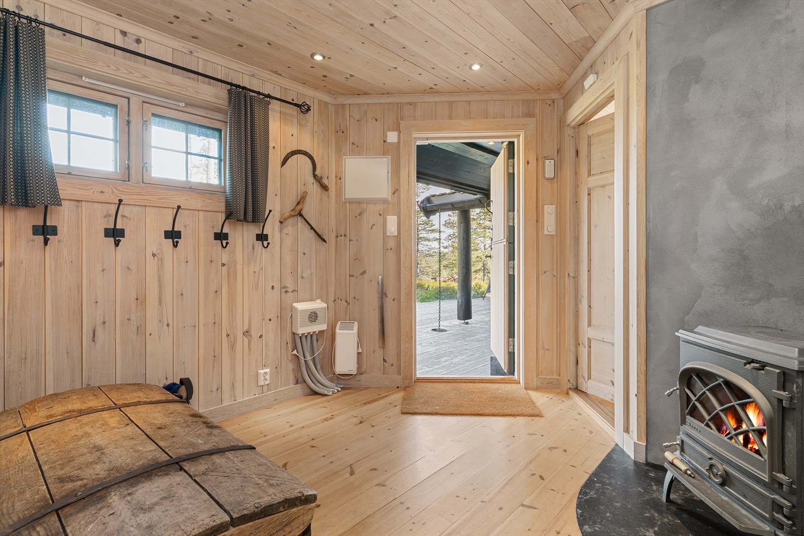 Det er godt med plass for oppheng av yttertøy, jakker, sko, matvarer og annet utstyr ved ankomst. Galleribilde