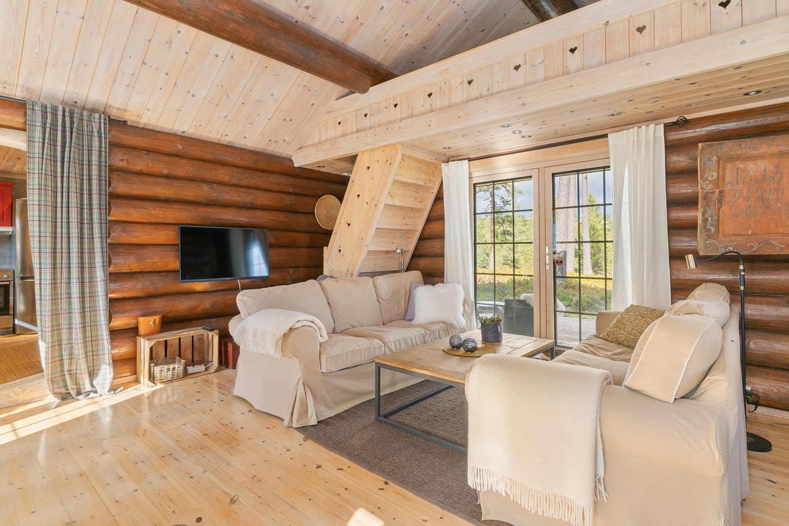 Fra stuen er det også trappestige opp til hems med gode lagringsmuligheter. Galleribilde