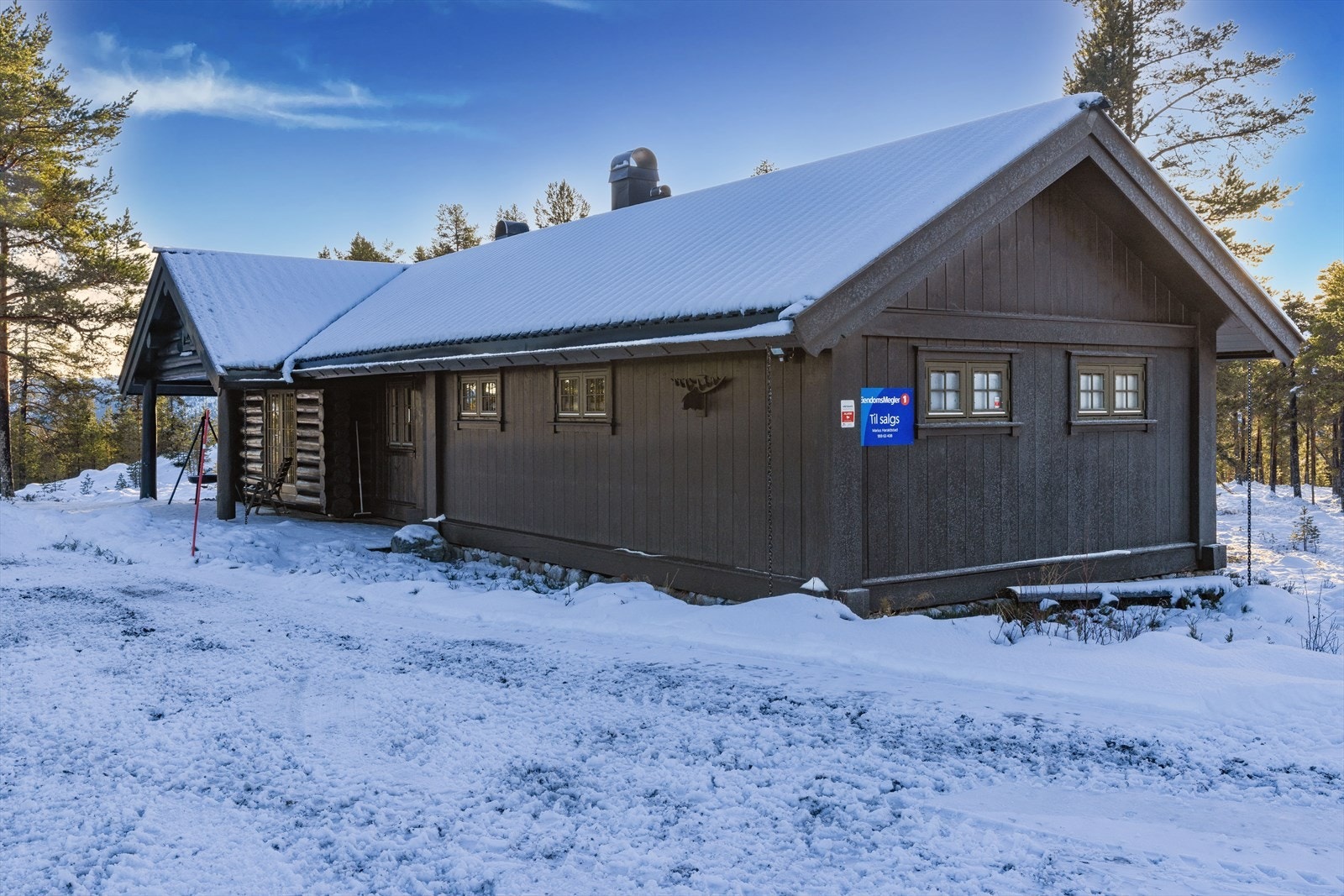 Inngangspartiet til eiendommen har innfelte downlights og en romslig terrasseplatting. Enkel adkomst med parkeringsplass like utenfor. Galleribilde
