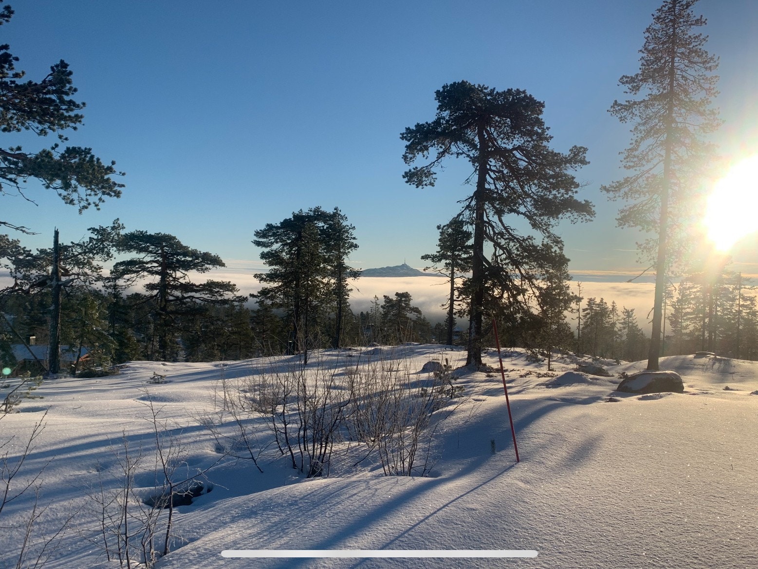 Privat stemningsbilde fra hytta og nærområdet. Avbildet ser man Knutetoppen i horisonten. Galleribilde