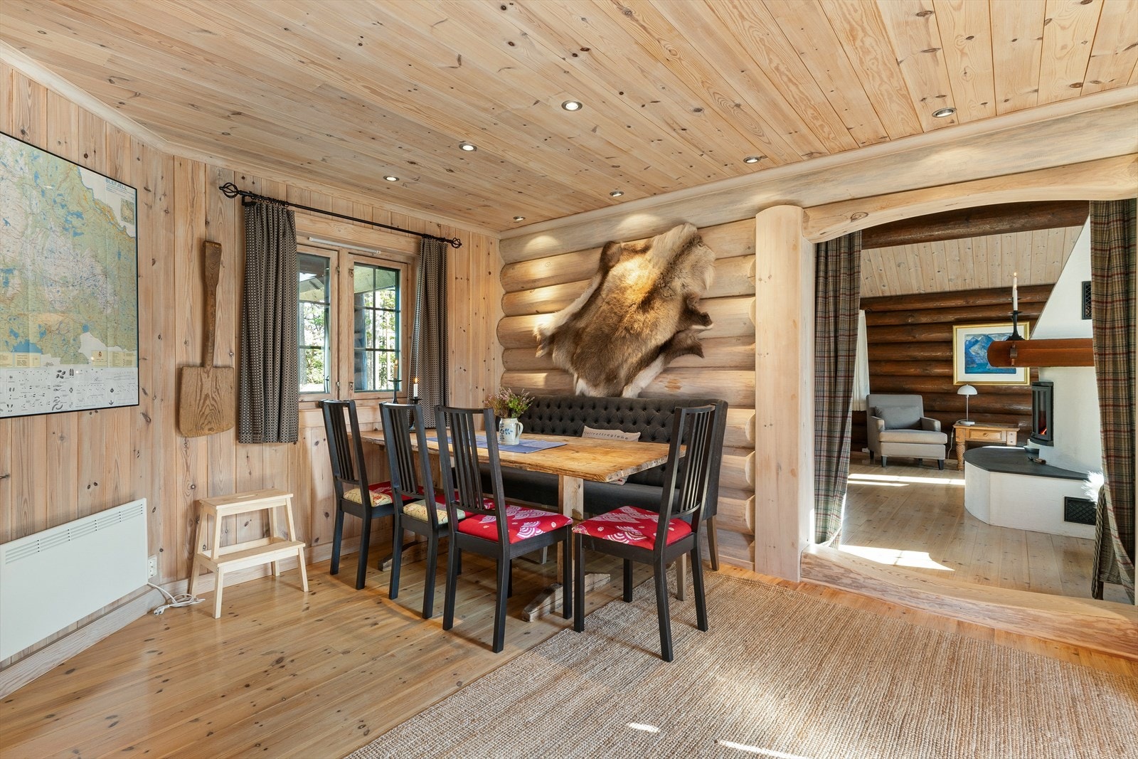 Spiseplassen gir rom for å samles til hyggelige måltider. Spotter er integrert i himlingen. Galleribilde