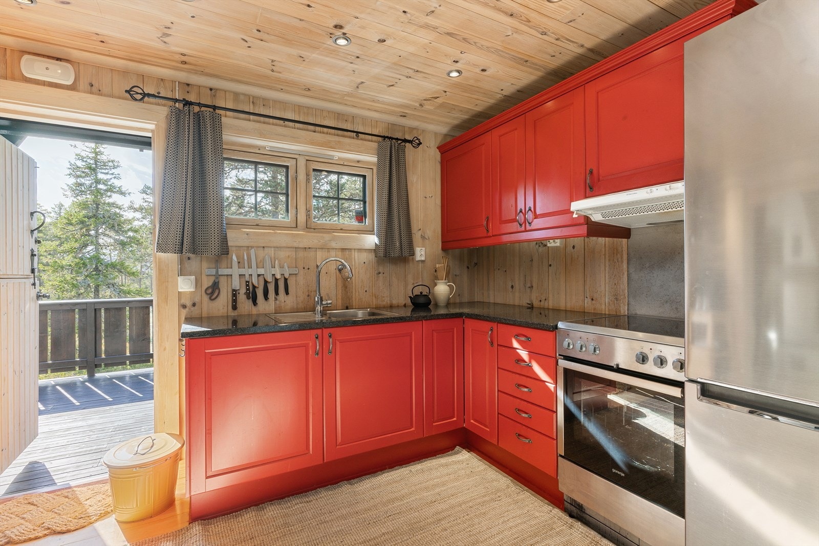 Innredningen har avsatt plass til både kjøl/frys og komfyr, samt kjøkkenventilator med kullfilter over. Til venstre har man også direkte adkomst ut på terrassen, perfekt for å flytte måltidet ut. Galleribilde