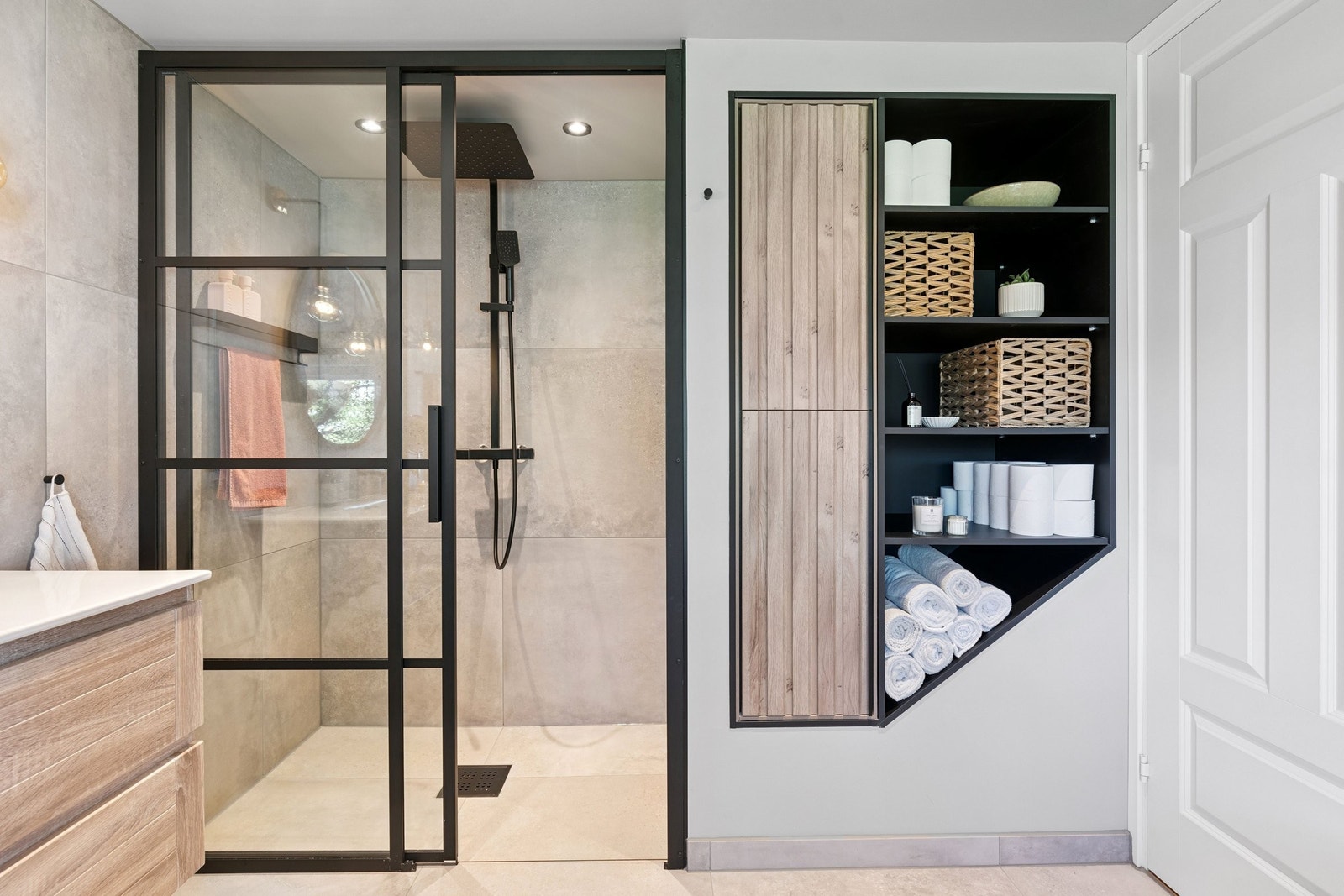 Stilig fossefalldusj og plassbygd hylle- og skapløsning. Galleribilde