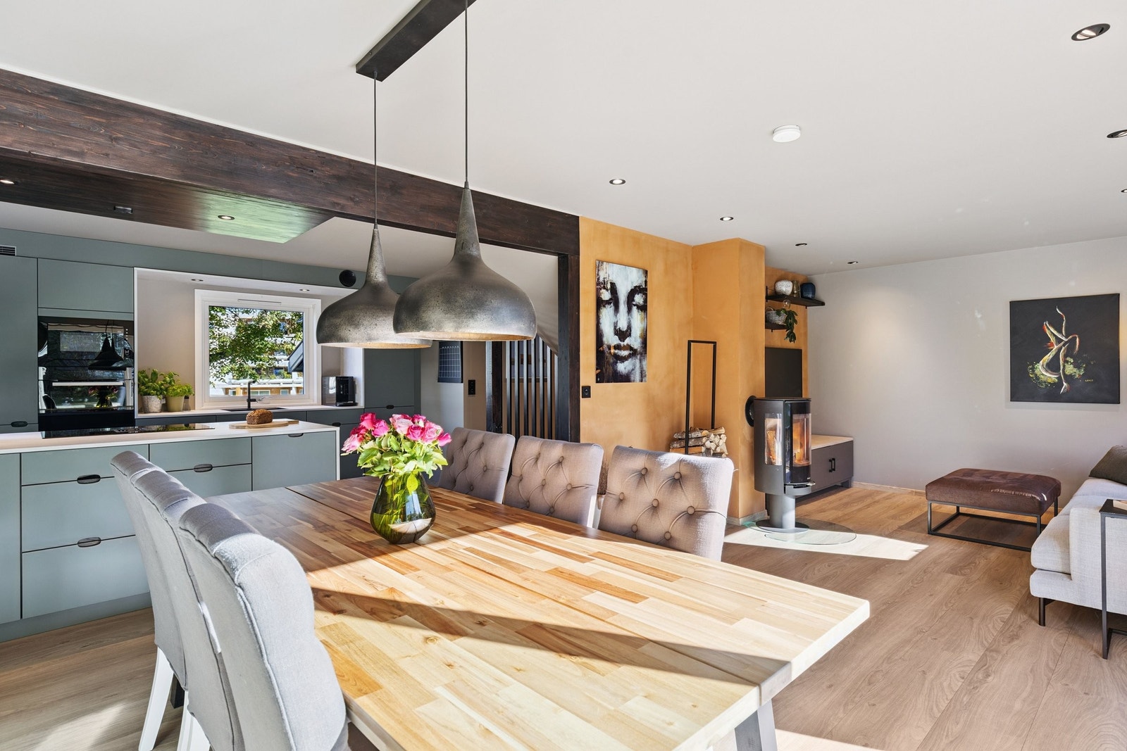 Romslig spiseplass med plass til stort spisebord. Galleribilde