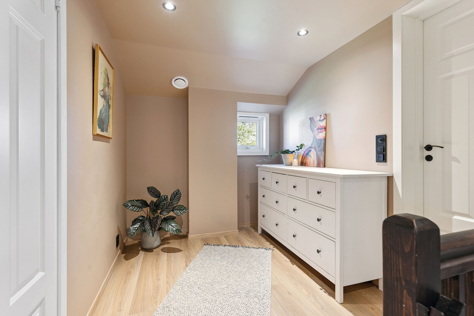 Romslig gang i 2.etg som også kan fungere som hjemmekontor. Galleribilde