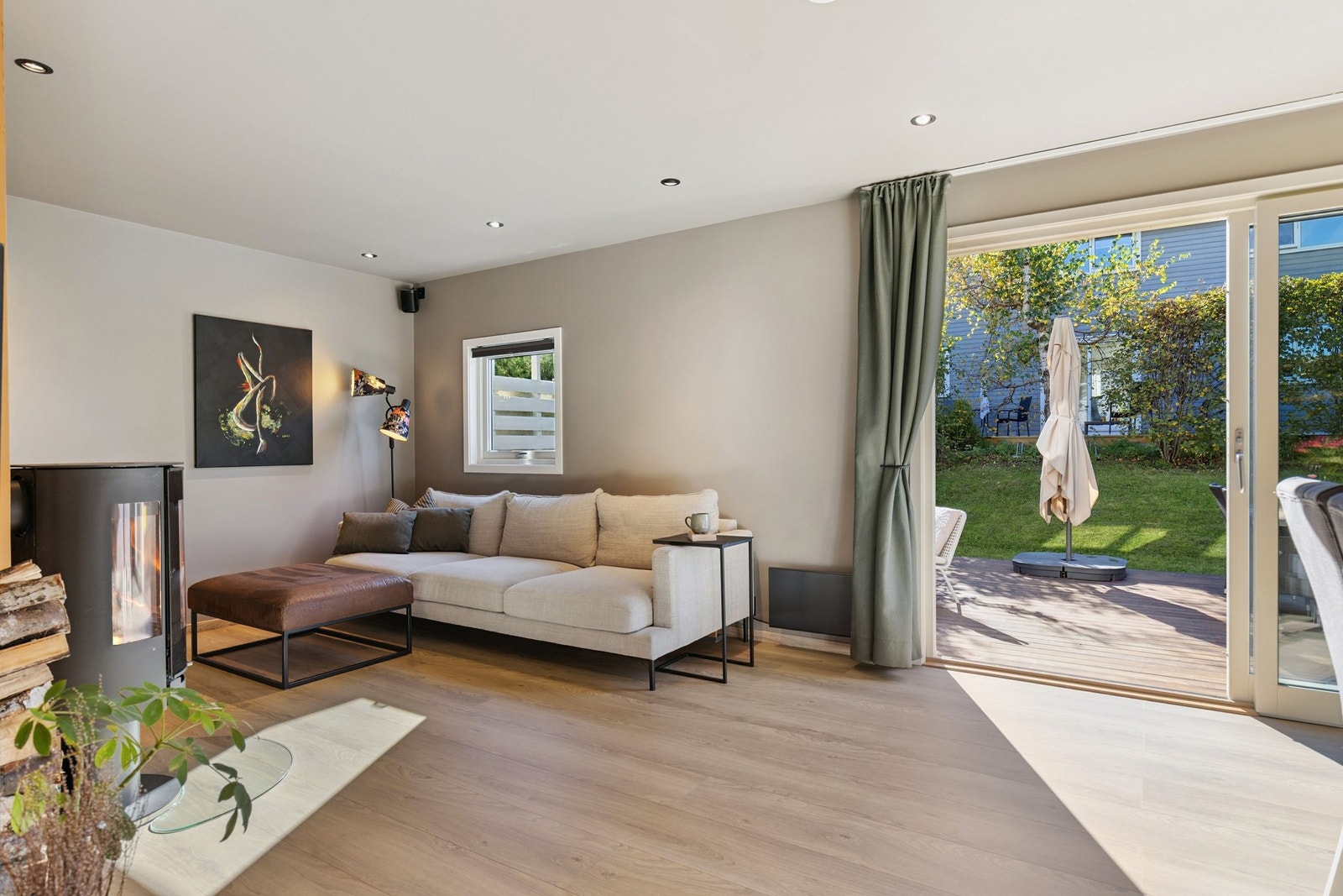 Fra stuen er det utgang via stor skyvedør til ny, flott terrasse. Galleribilde