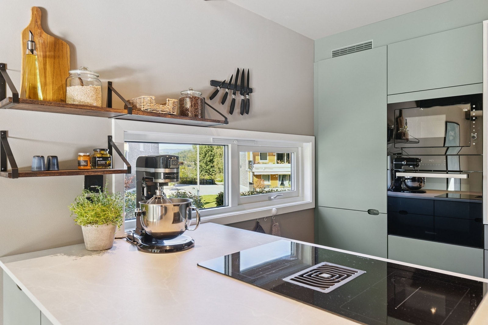 Kjøkkenet er innredet og designet med tanke på funksjonalitet og har godt med benk- og skap/skuffeplass. Galleribilde