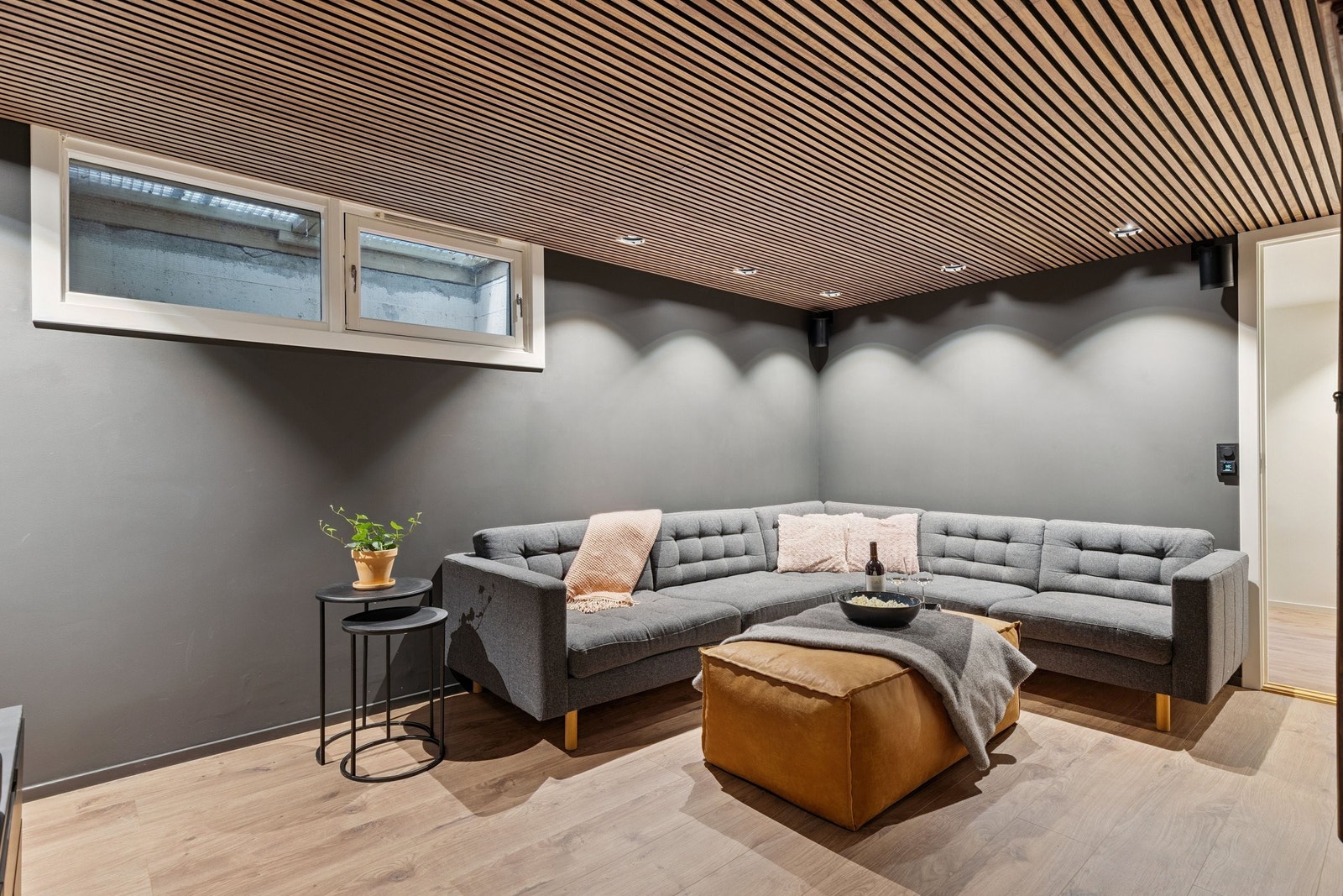 Kjellerstue og soverom i kjelleretasje har varmefolie i gulvet. Galleribilde