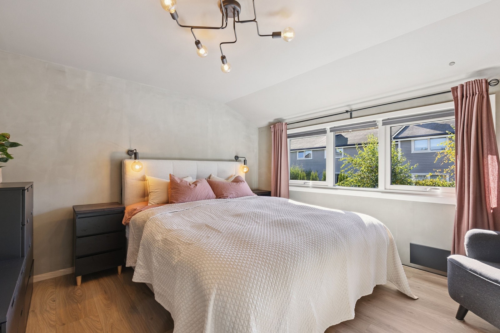 Romslig hovedsoverom med store vinduer. Galleribilde