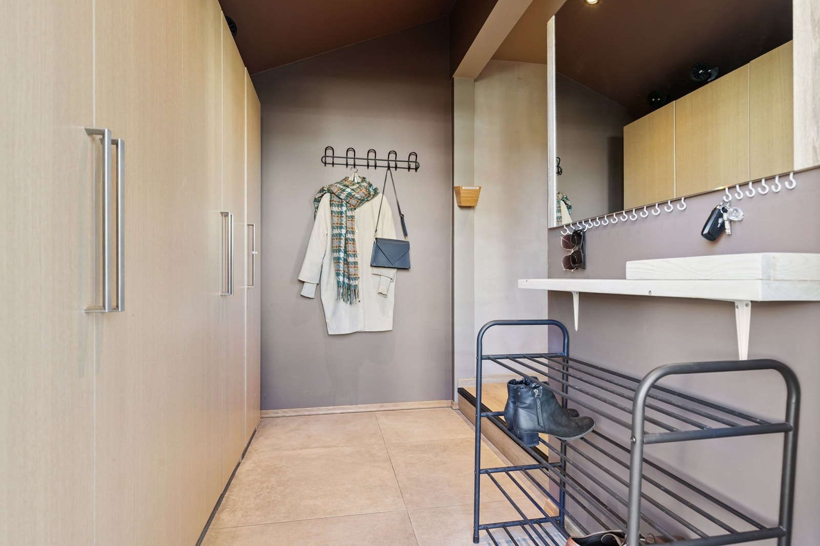 Romslig entré. Galleribilde