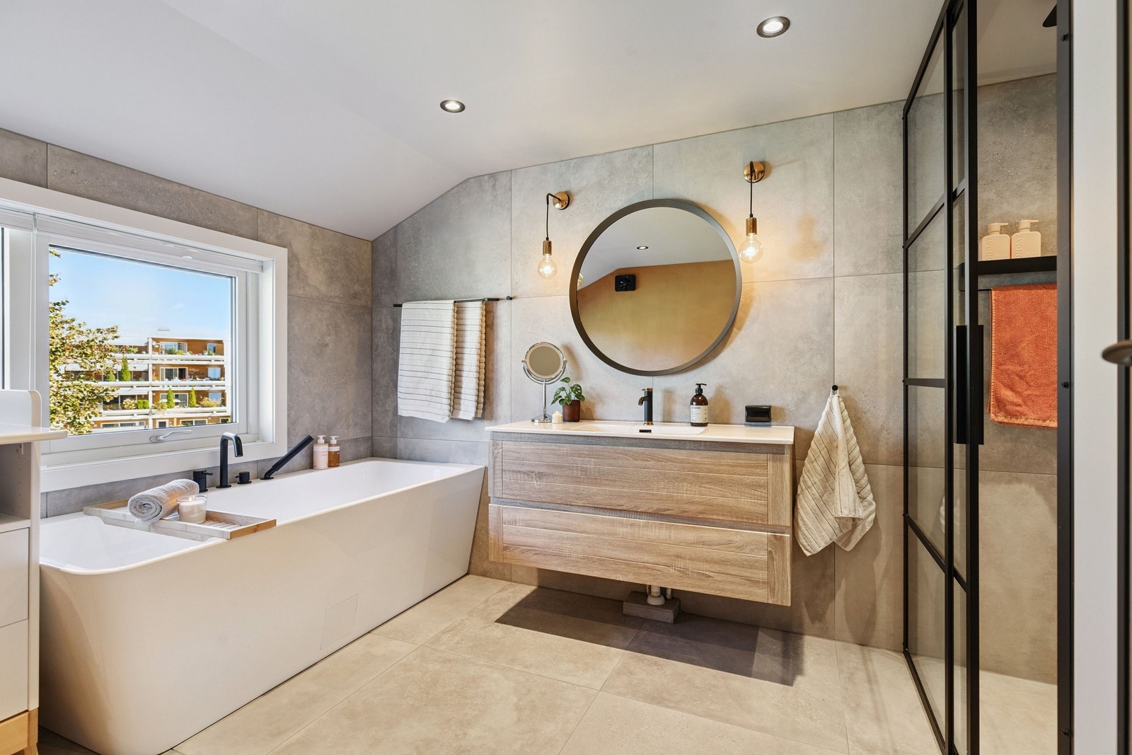 Moderne og luksuriøst baderom fra 2021 utstyrt med delikat badekar. Galleribilde