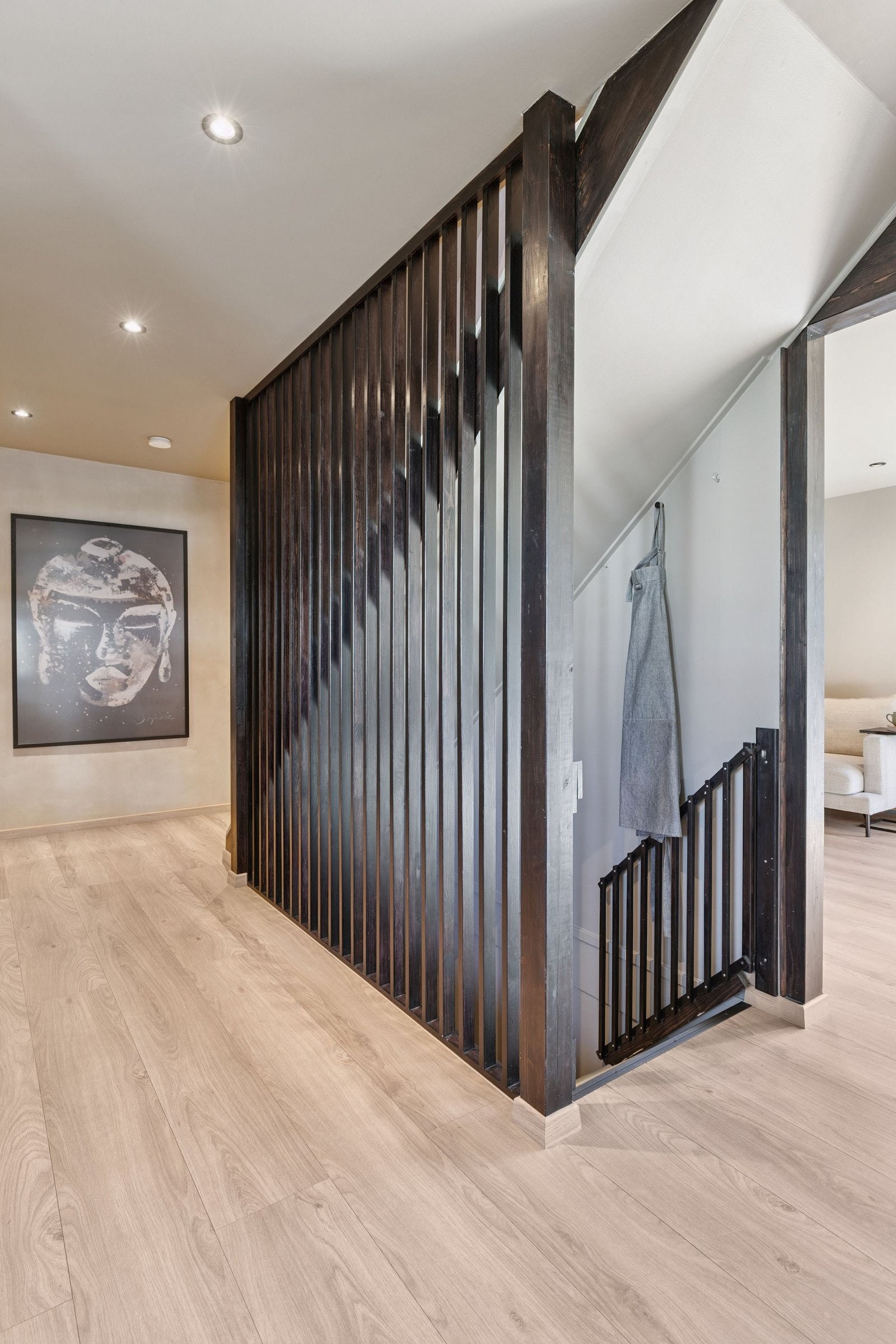 Boligen har en familievennlig og god planløsning over 3 plan, med bl.a. 4 gode soverom, et stort bad, wc og eget vaskerom. Galleribilde