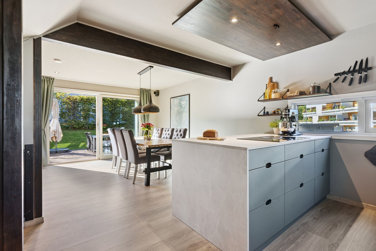 Grønne grepsfrie fronter, laminat benkeplate med oppvaskkum og ett-greps blandebatteri. Integrerte hvitevarer. Galleribilde