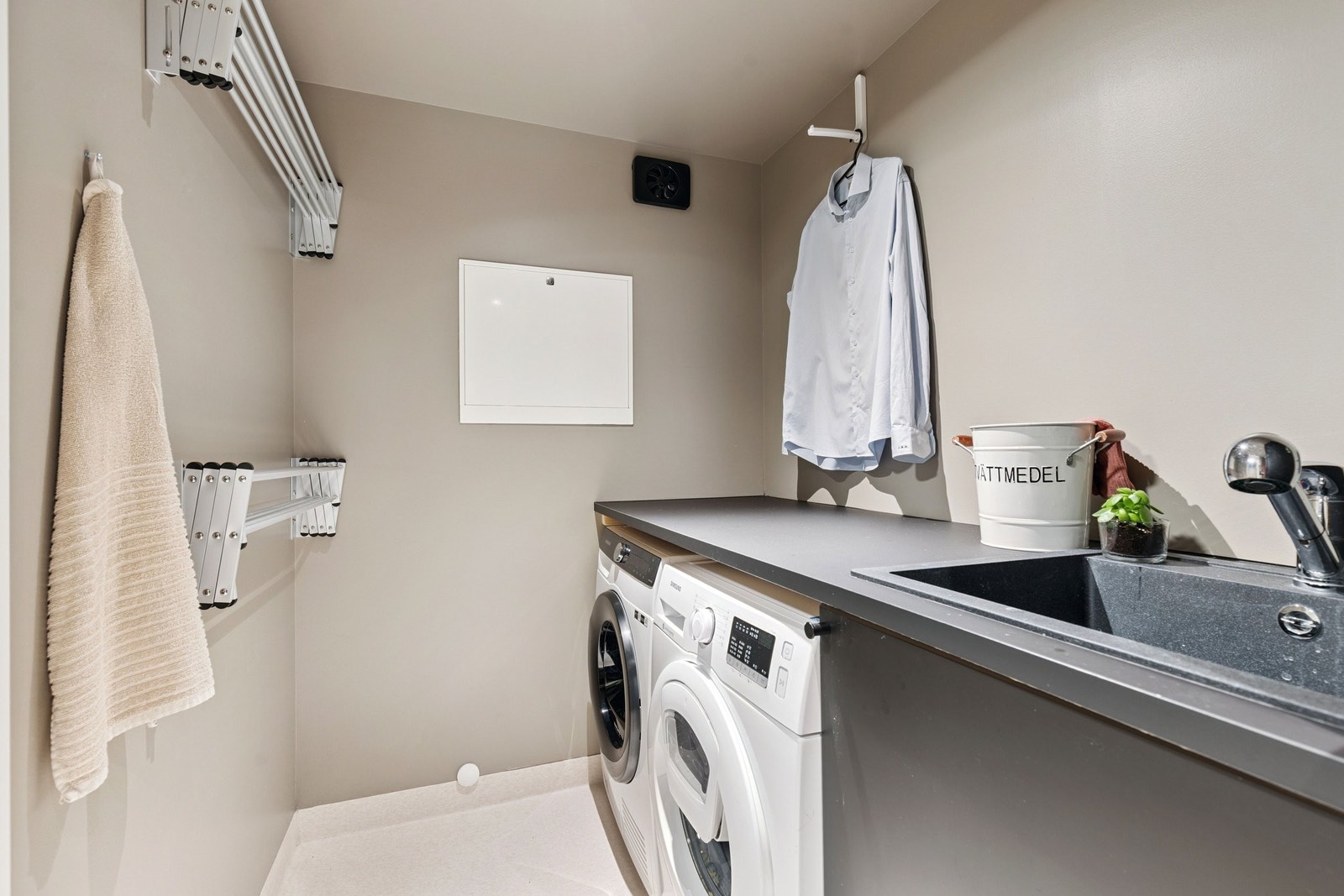 Nytt vaskerom i 2021 benkeplate, høyskap og integrert klesstativ. Galleribilde