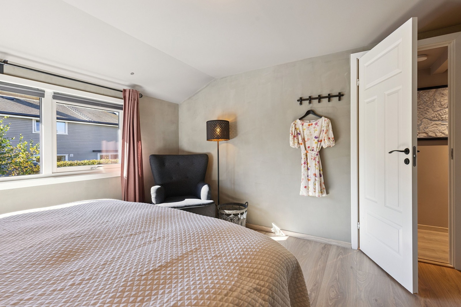 Signaturvegger behandlet med farget sparkel. Galleribilde