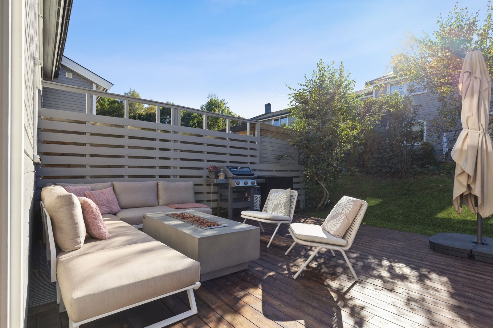 Terrassen fungerer som en naturlig forlengelse av stuen. Galleribilde