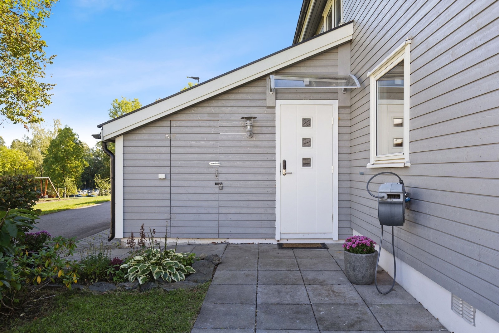 Pent og romslig inngangsparti med utvendig sportsbod. Galleribilde