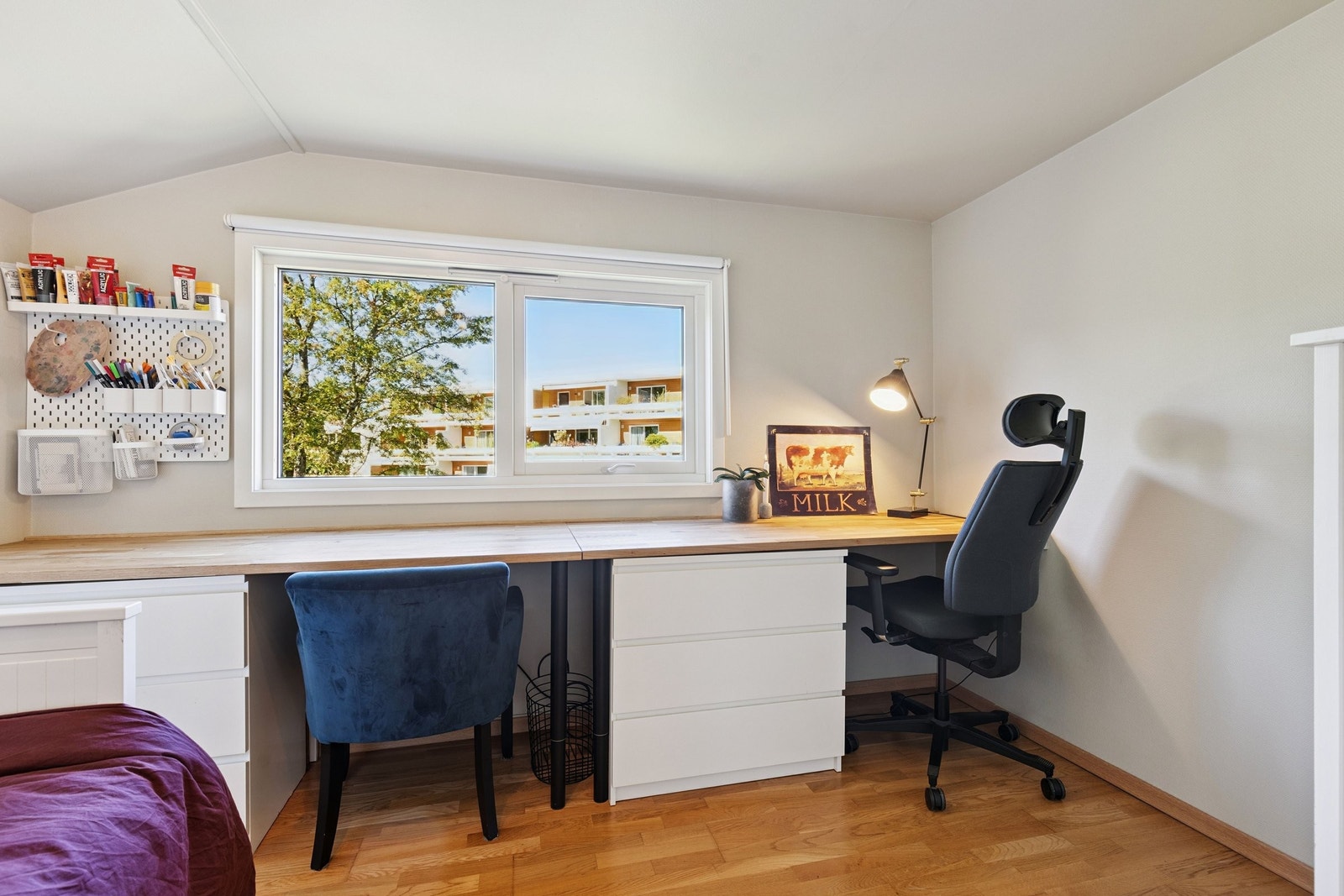 Soverom 3 har stor plassbygd pult med rom til kontorplass, hobbystasjon og seng. Galleribilde