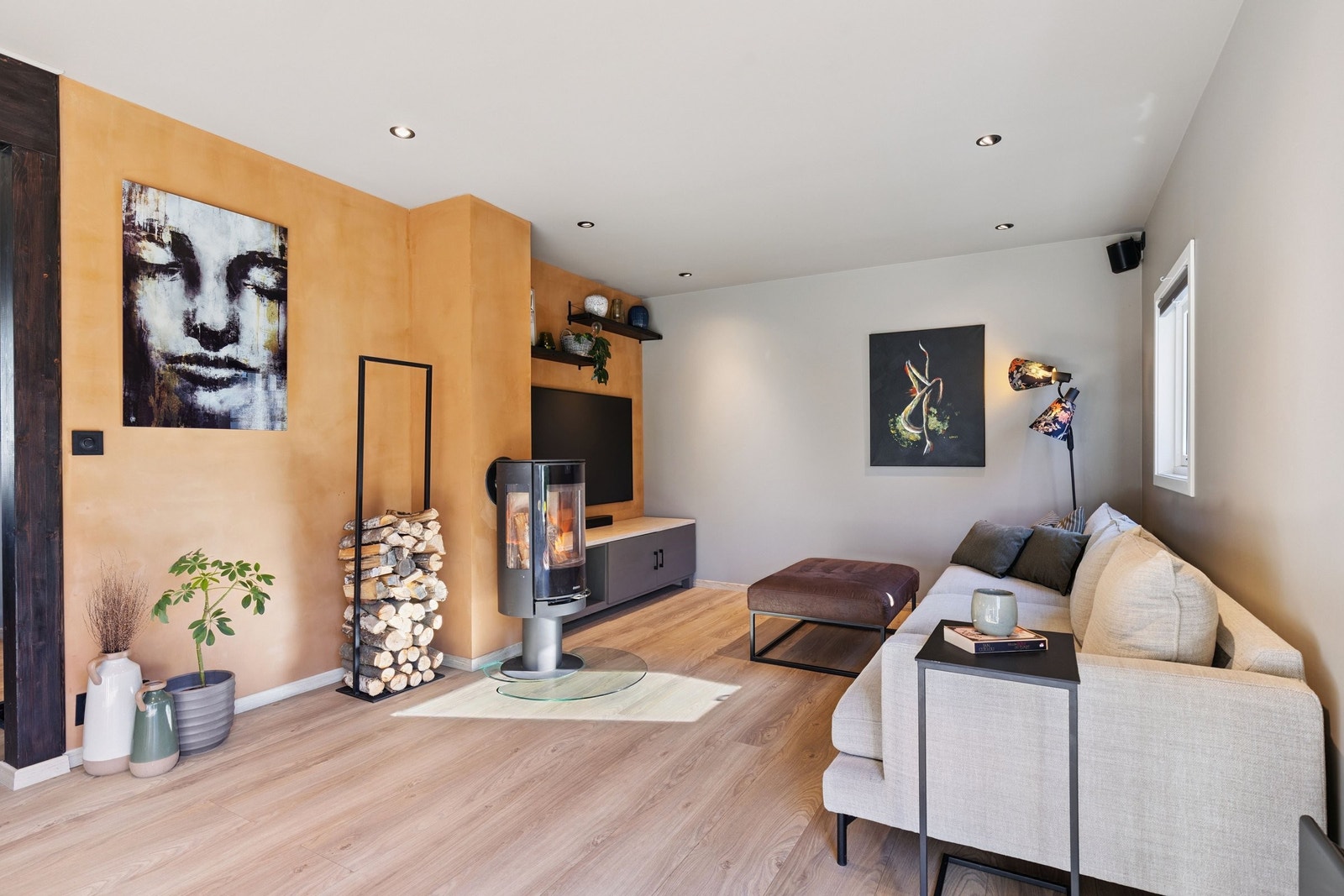 Flott ny peisovn fra 2021 og signaturvegg behandlet med farget sparkel. Galleribilde