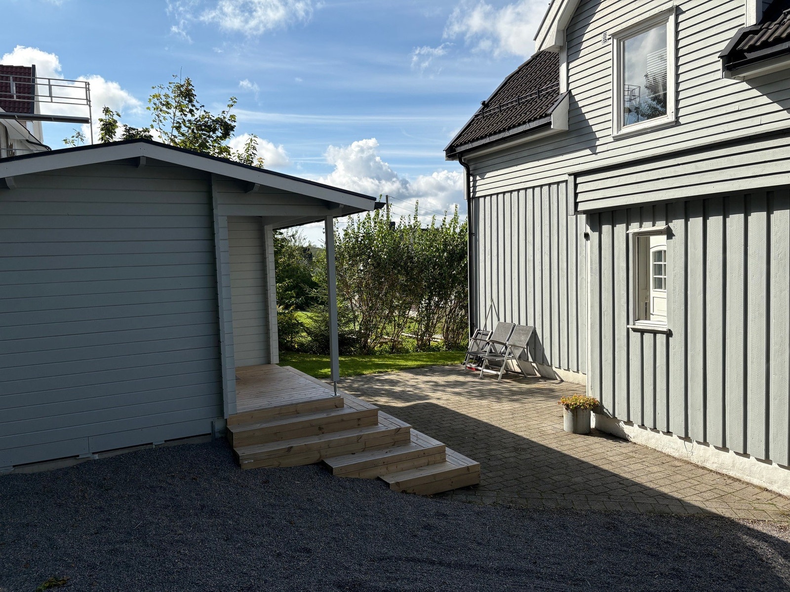 Selgers bilde. Fin uteplass ved inngangsparti med morgensol Galleribilde