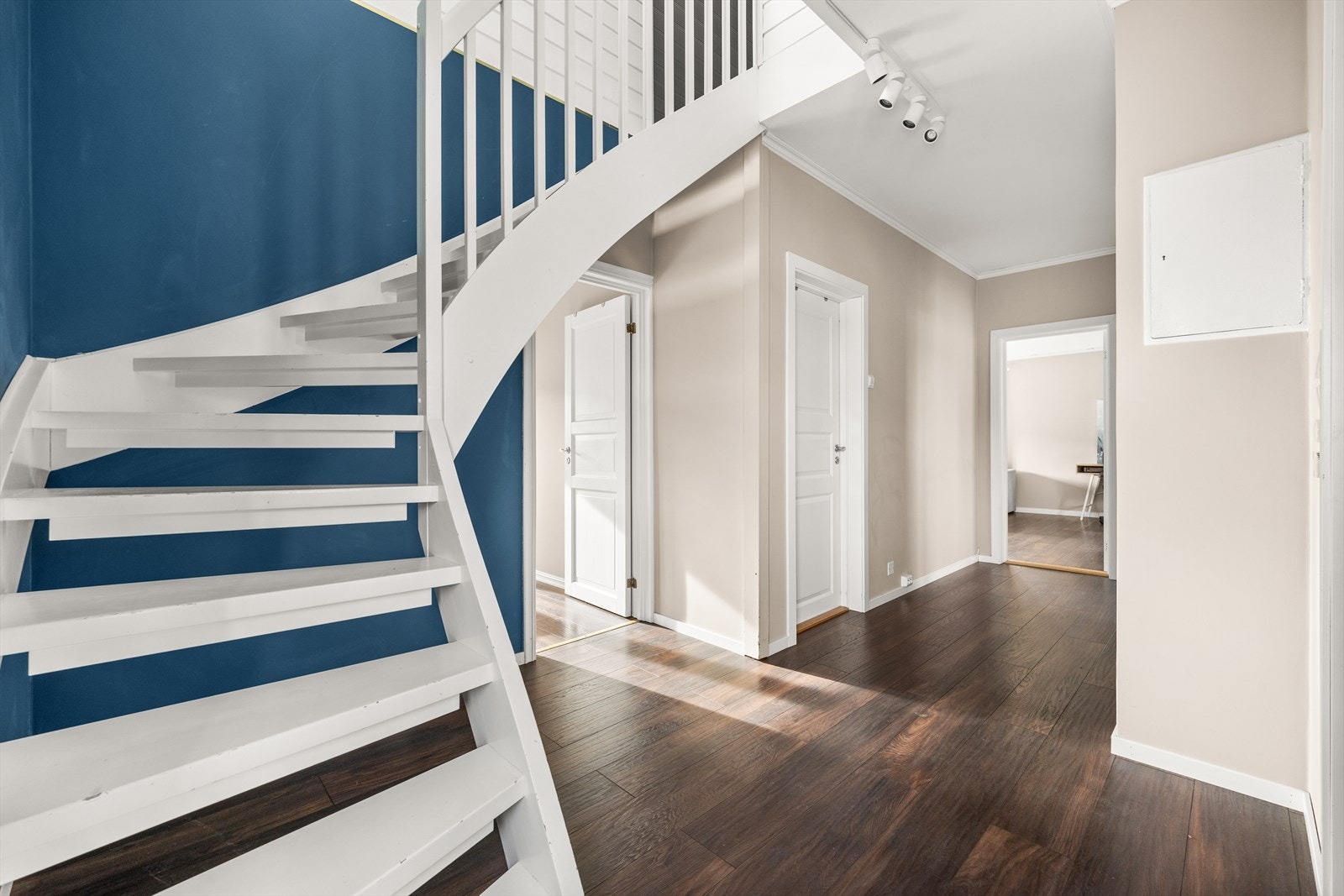 Stor gang med plass for å henge fra seg yttertøy Galleribilde