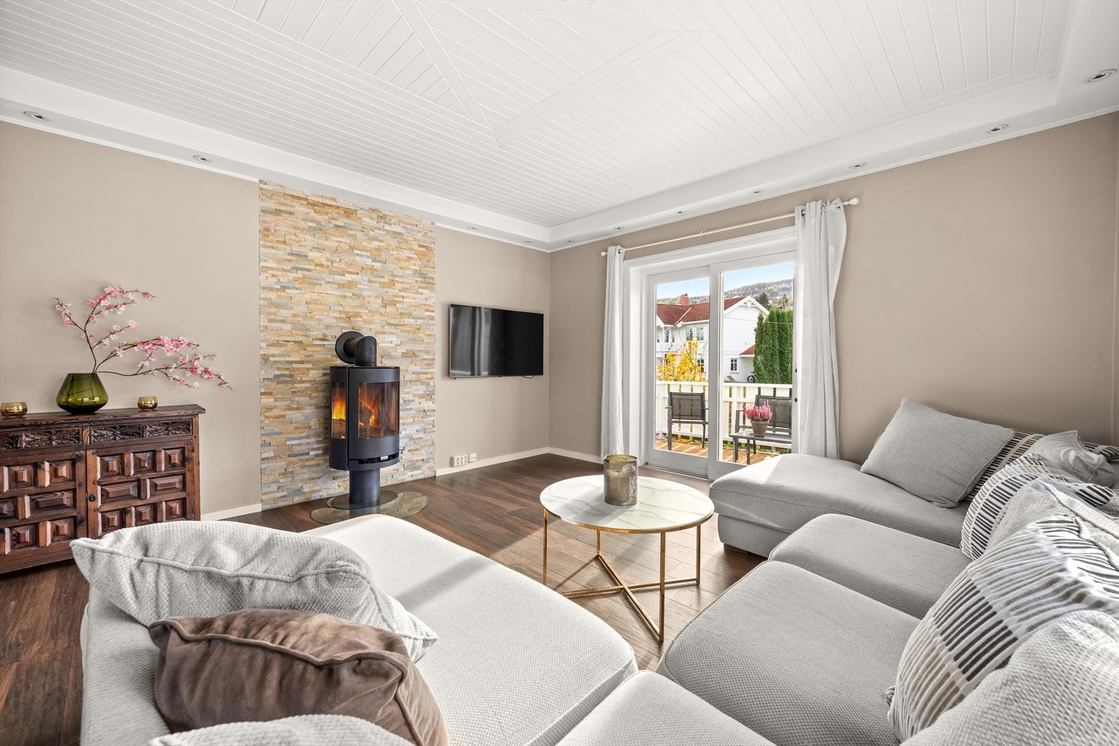 Stuen gir enkelt plass for sofagruppe med tilhørende tv-møblement Galleribilde