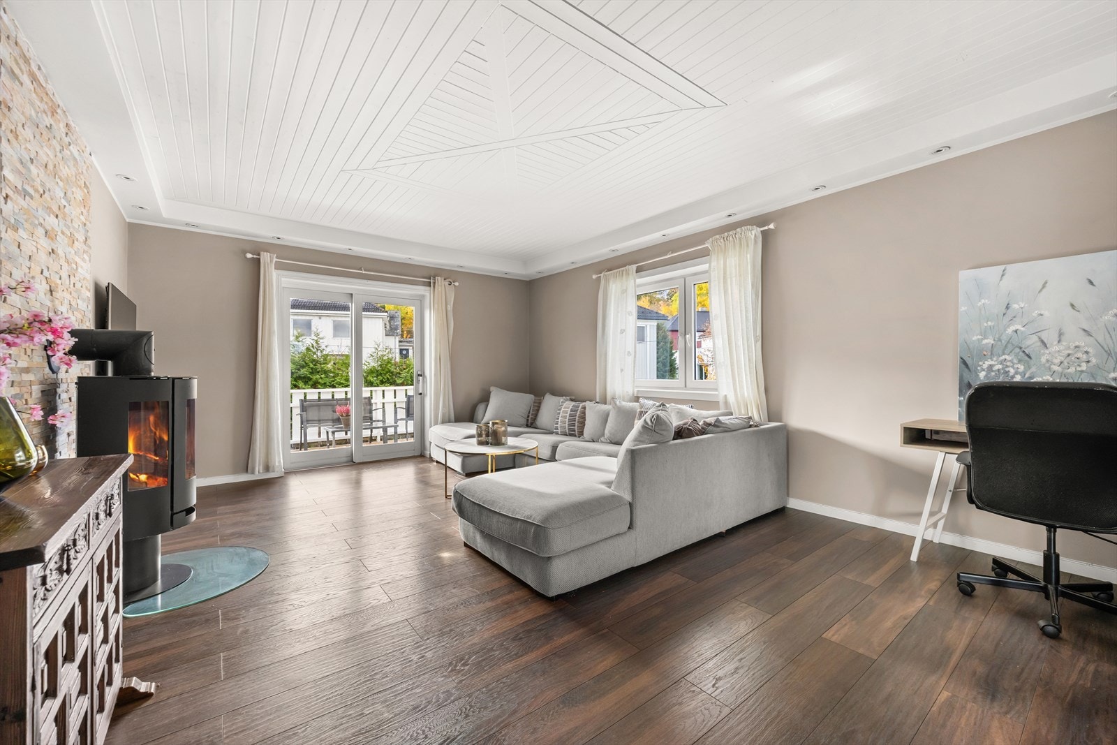 Det er innfelte downlights i tak for tilpasset belysning Galleribilde