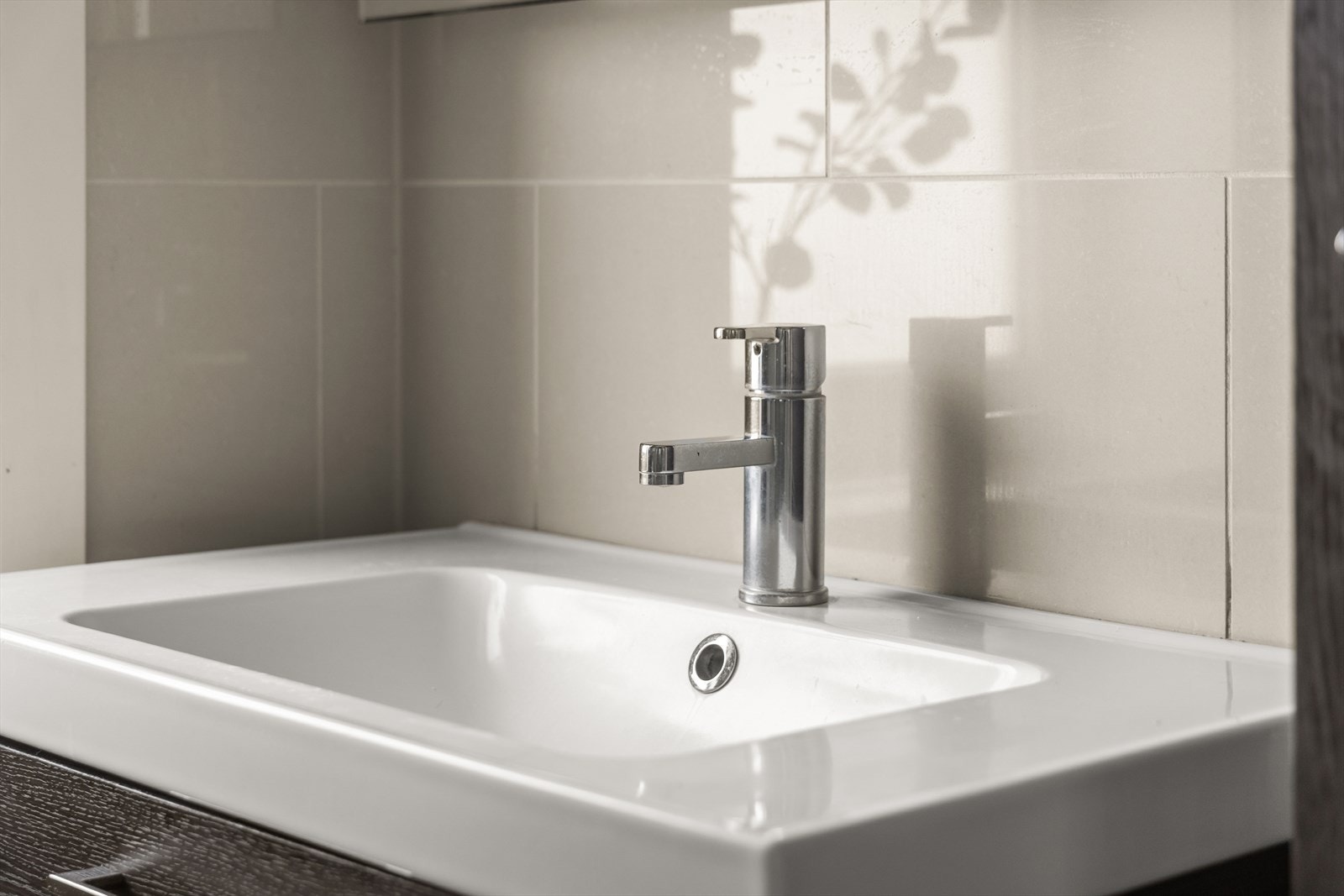 Badet er utstyrt med servant med underskap, veggskap, speil, dusjnisje og toalett Galleribilde