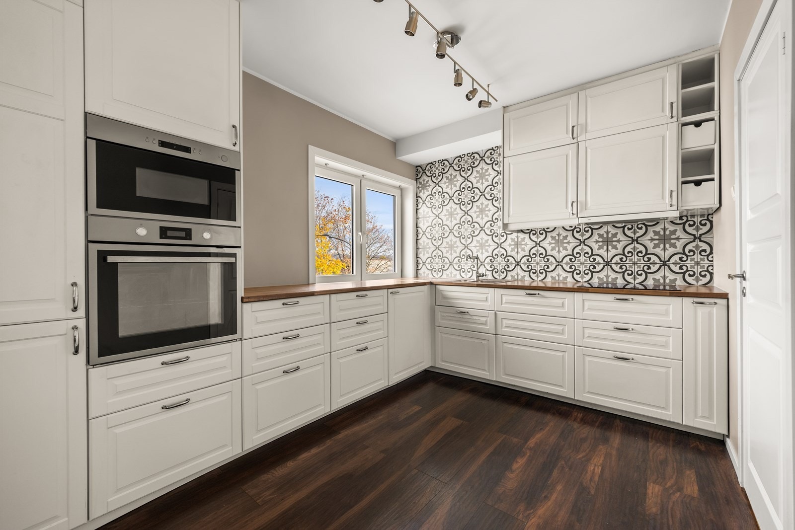 Kjøkkenet er meget romslig med gode oppbevaringsmuligheter, samt plass for hyggelig spisebord Galleribilde