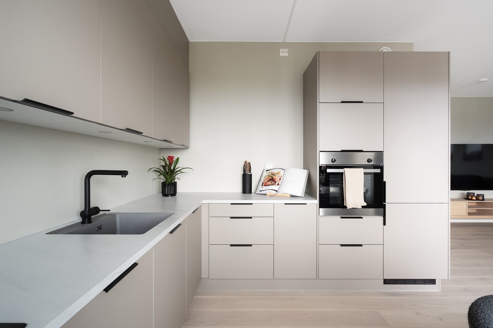 Integrert hvitevarer gir en ryddig kjøkkenløsning. Galleribilde