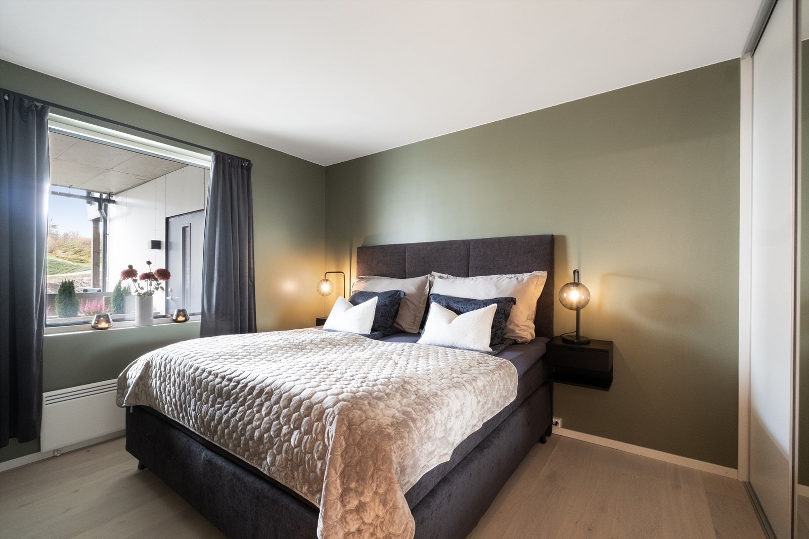 Hovedsoverommet er stort, med store vindusflater som gir naturlig lysinnslipp. Galleribilde