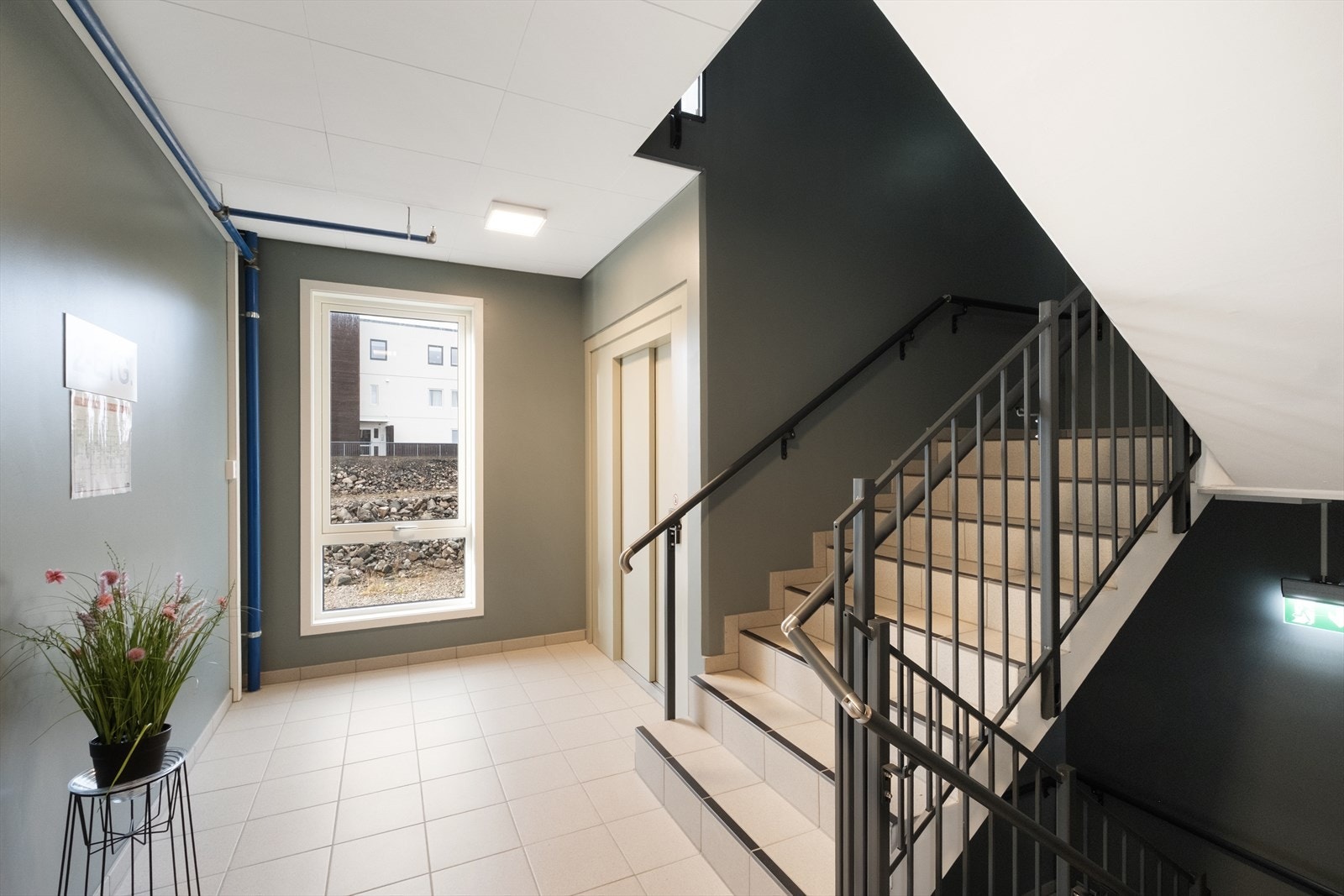 Heis i bygget sørger for muligheten for trinnløs adkomst. Galleribilde