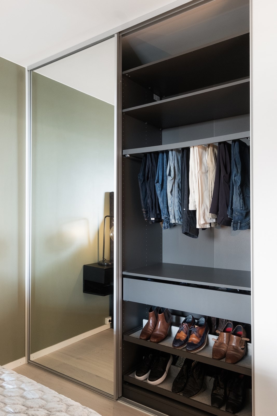 Garderoben er praktisk innredet med hyller, skuffer og oppheng. Galleribilde