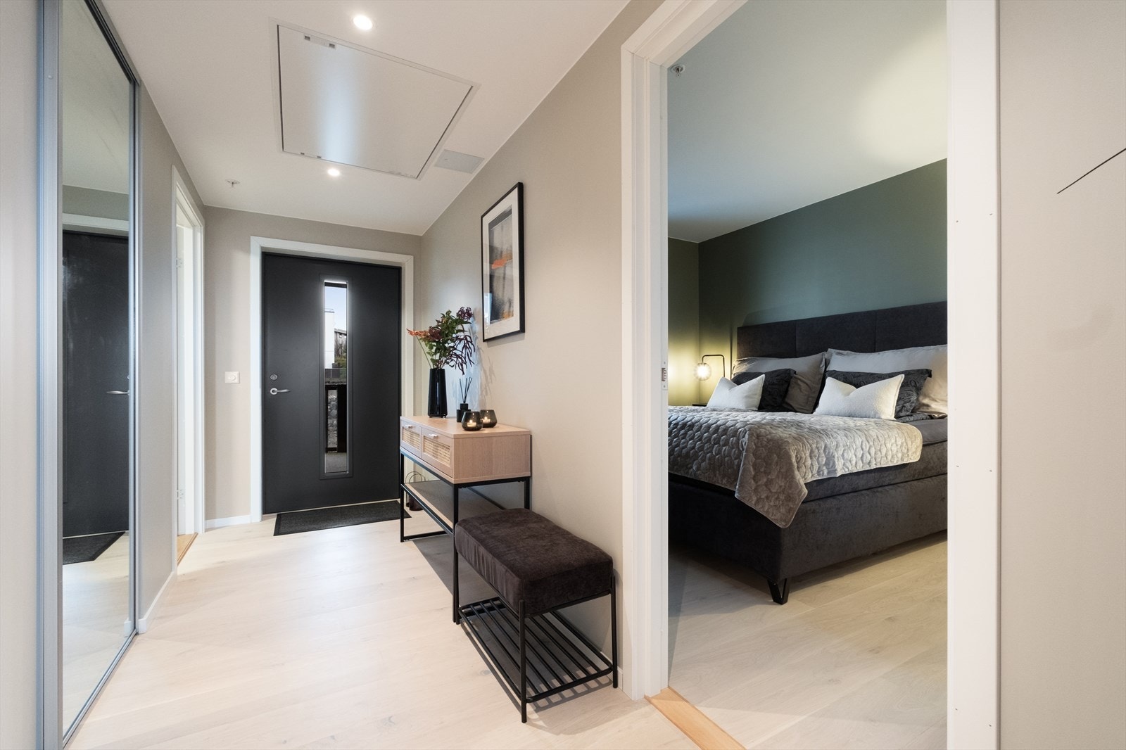 Skyvedørsgarderobe med speilfronter i entrè gir både praktisk oppbevaring og åpner opp rommet. Galleribilde