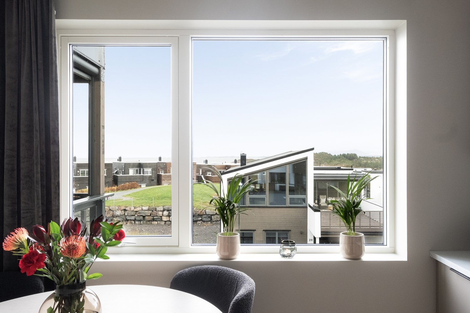 Utsikt mot nærområdet og mot havgapet fra kjøkkenet. Galleribilde