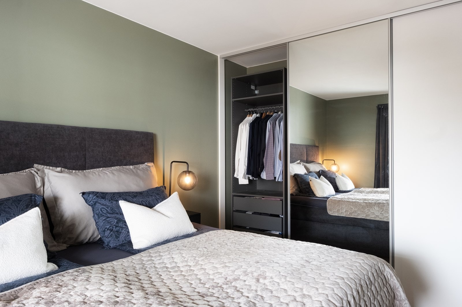 Skyvedørsgarderobe med speil gir rommet en følelse av ekstra dybde og lys. Galleribilde