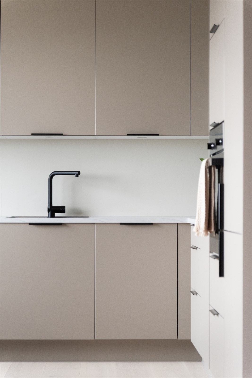 Kjøkkenet har stilren og moderne design. Galleribilde