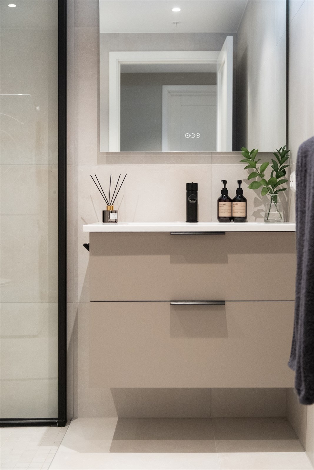 Badet er i stilren design, med behagelige, moderne farger. Galleribilde