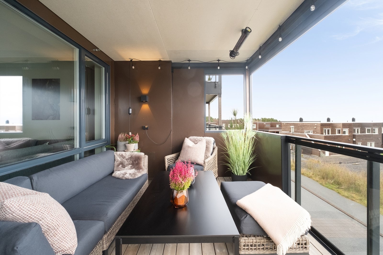 Den delvis inntrukne og overbygde balkongen gir god værbeskyttelse og gjør uteplassen brukbar gjennom store deler av året. Galleribilde