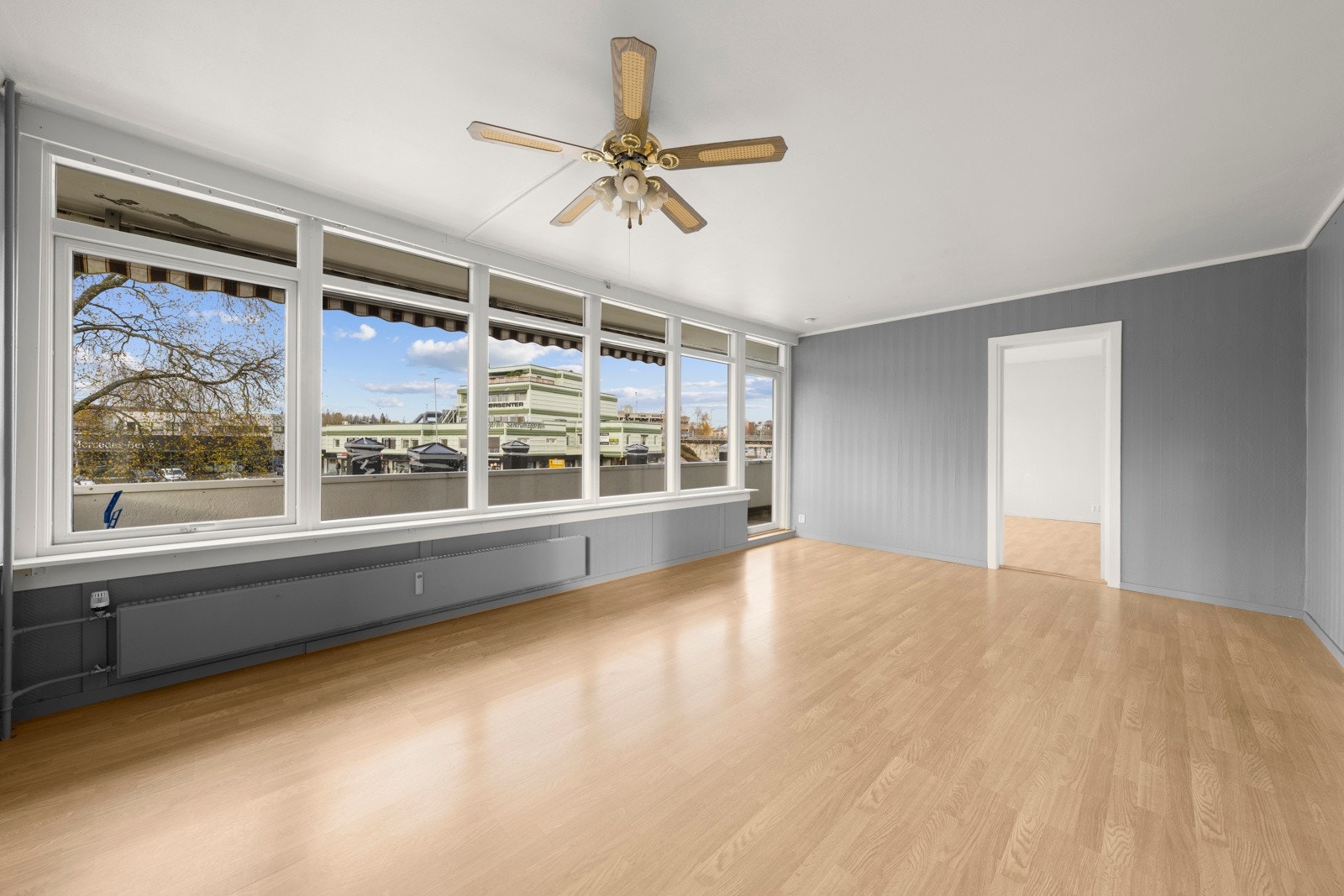 Store vindusflater gir fint naturlig lysinnslipp. Galleribilde