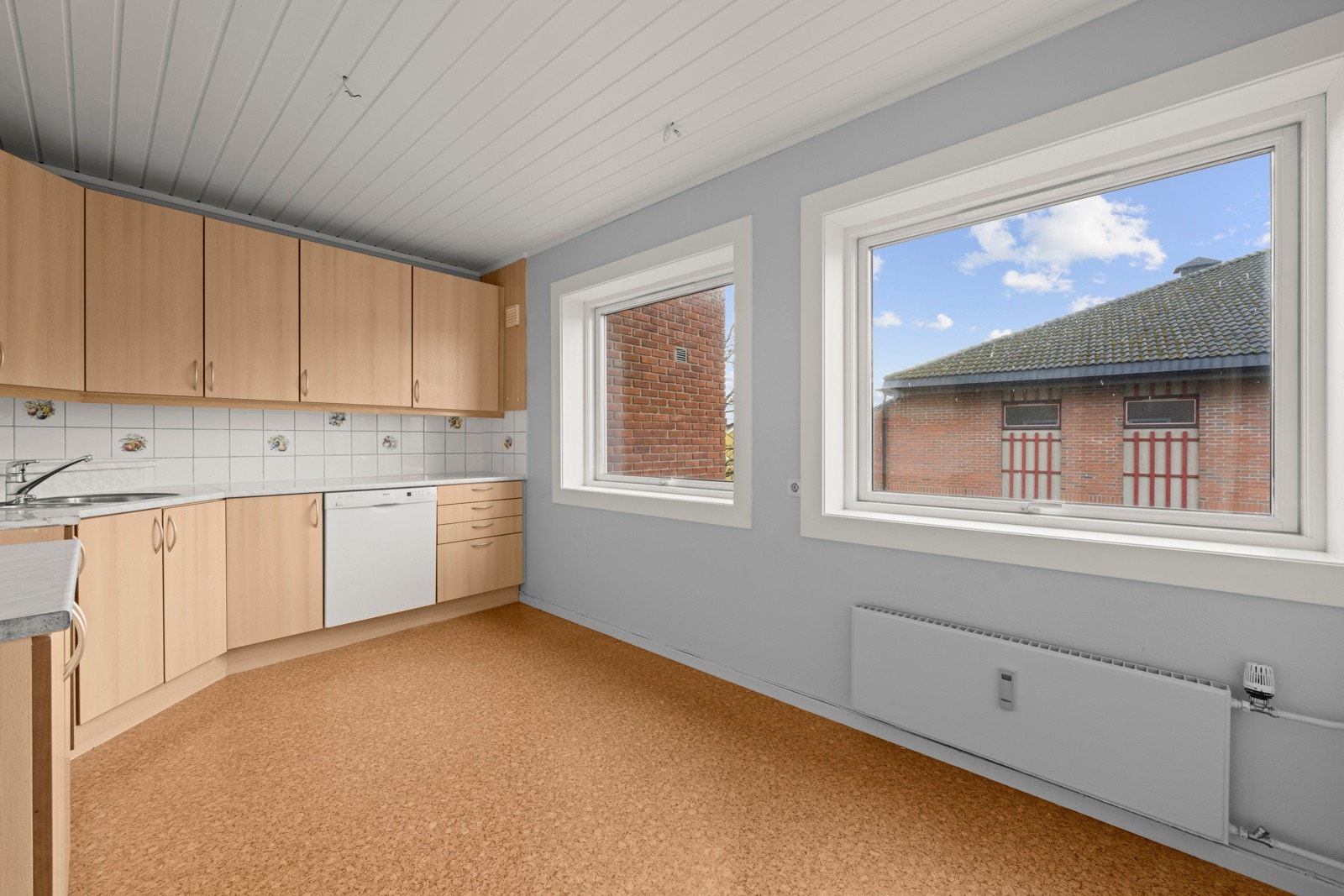 Adskilt kjøkken med fine lysforhold og plass til frokostbord. Galleribilde