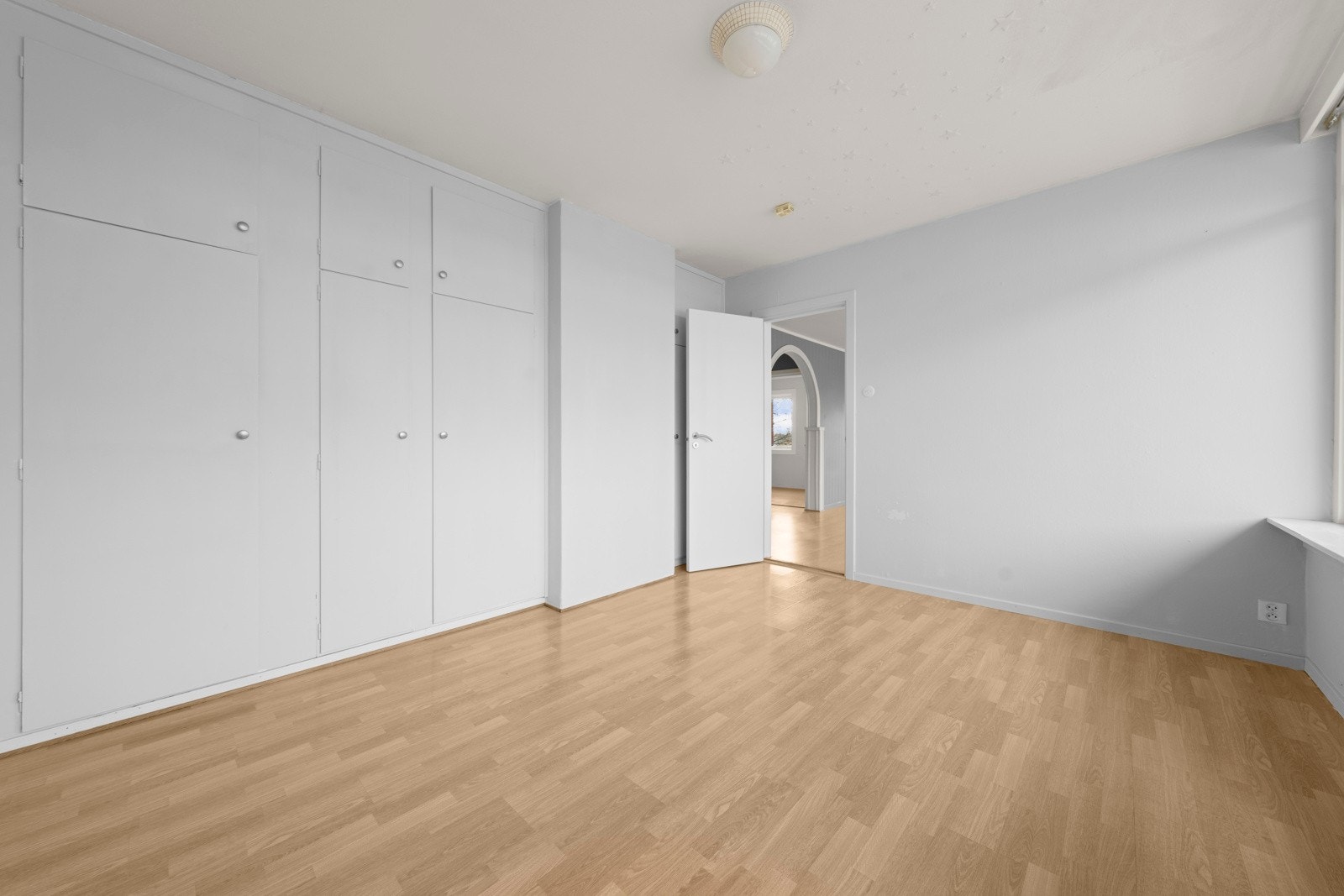 Soveromet er av god størrelse med plass til dobbeltseng, garderobeskap og annet møblemang. Galleribilde