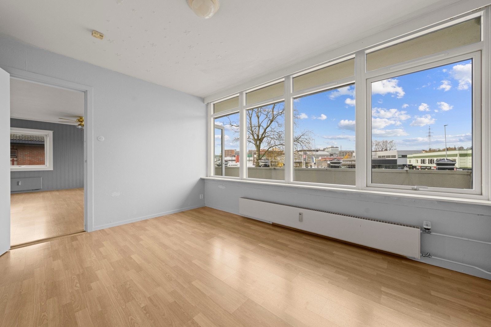 Det er også walk-in-closeth tilhørenede soverommet. Galleribilde